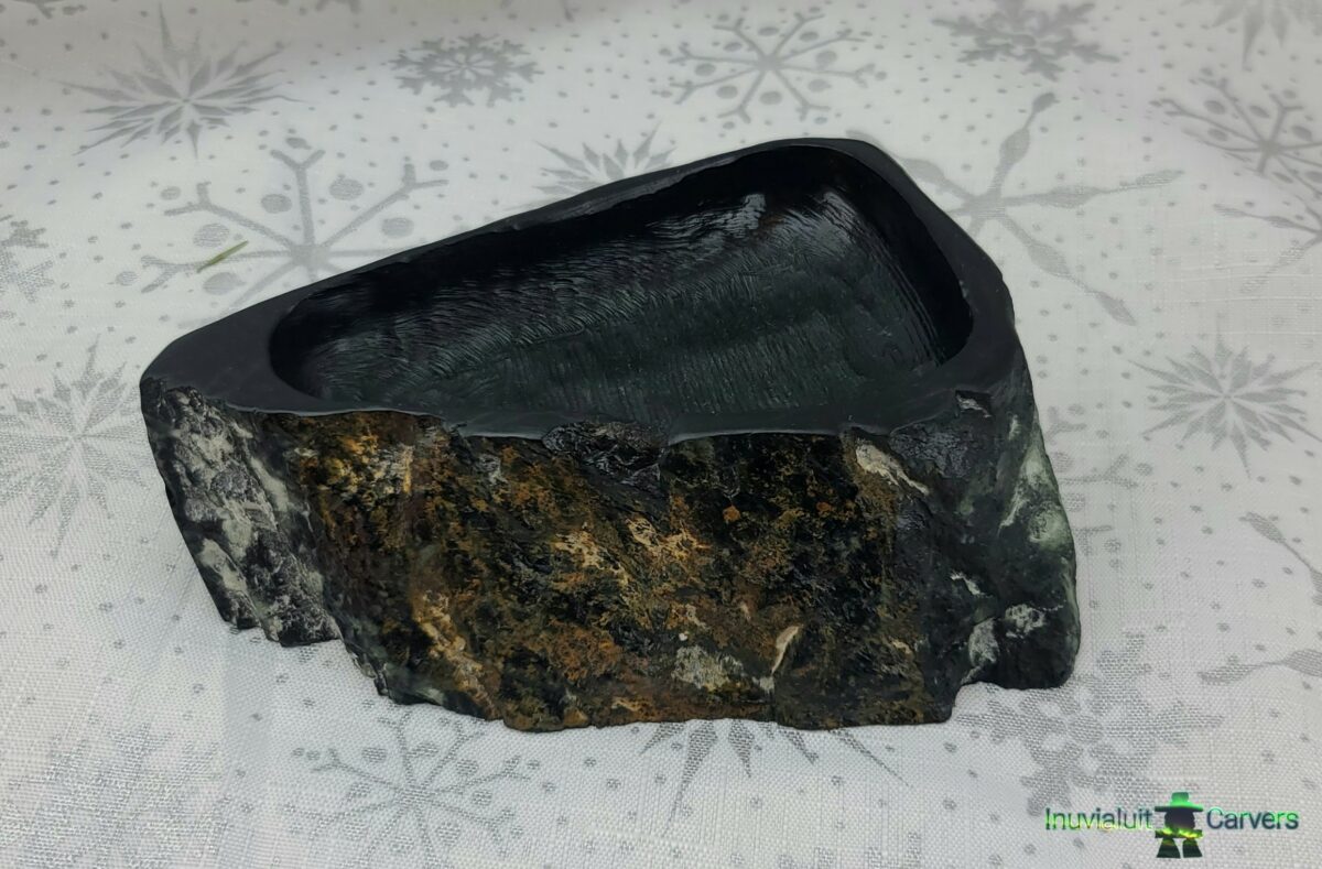 Qulliq, Traditional Oil Lamp